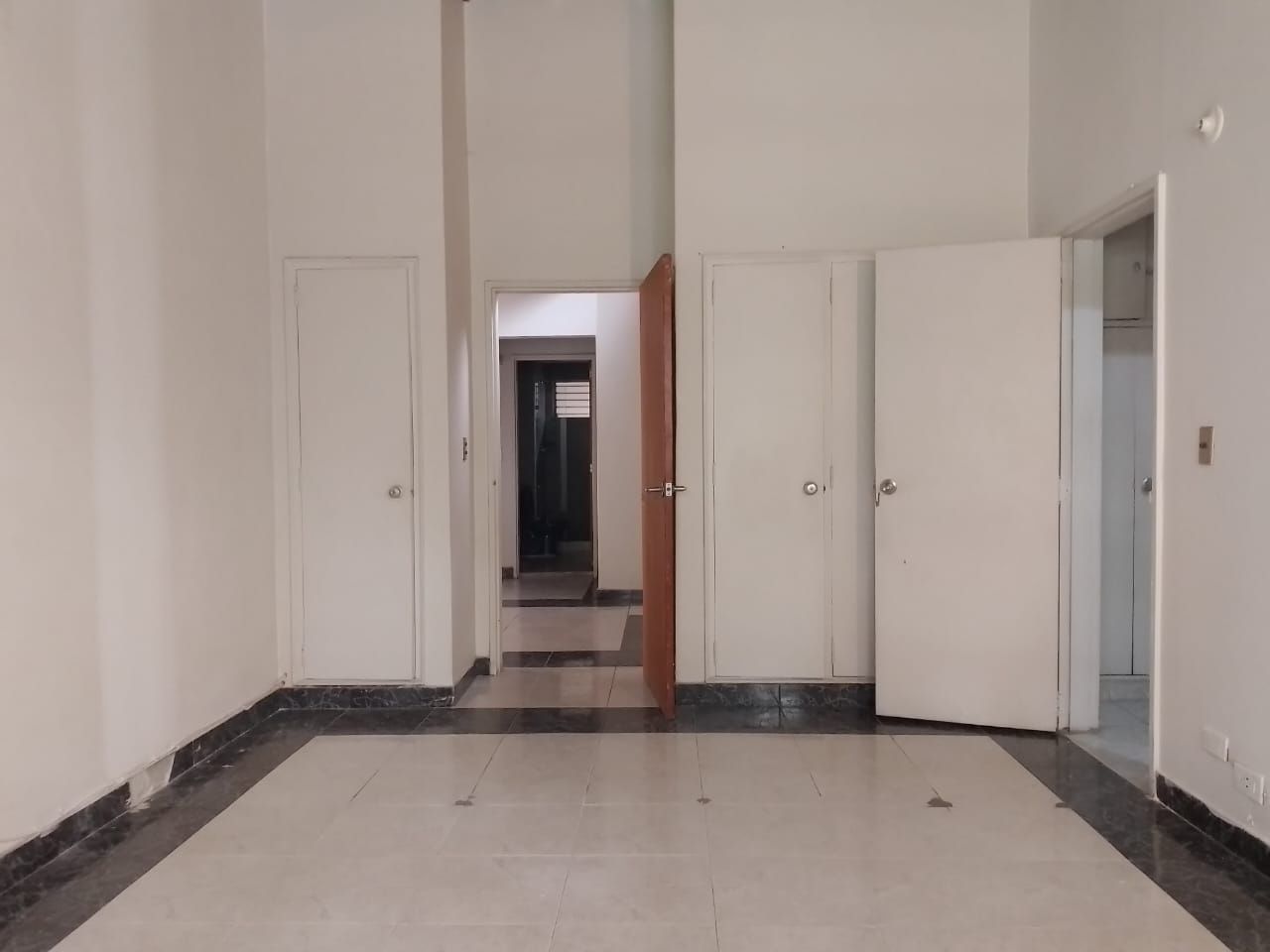 Oficina en arriendo Antioquia Medellín Los Conquistadores 400 m2 Habitaciones 0 Baños 6 Garajes 2 Precio $10000000