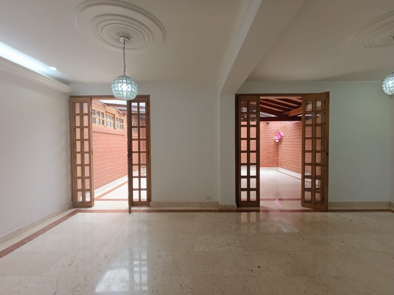 Casa en arriendo o venta Antioquia Medellín Alejandria 248 m2 Habitaciones 3 Baños 4 Garajes 5 Precio venta $1200000000 Precio arriendo $6900000