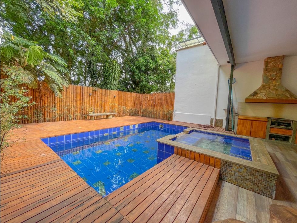 Casa en arriendo o venta Antioquia Medellín Los Naranjos 390 m2 Habitaciones 4 Baños 5 Garajes 3 Precio venta $1700000000 Precio arriendo $17980000