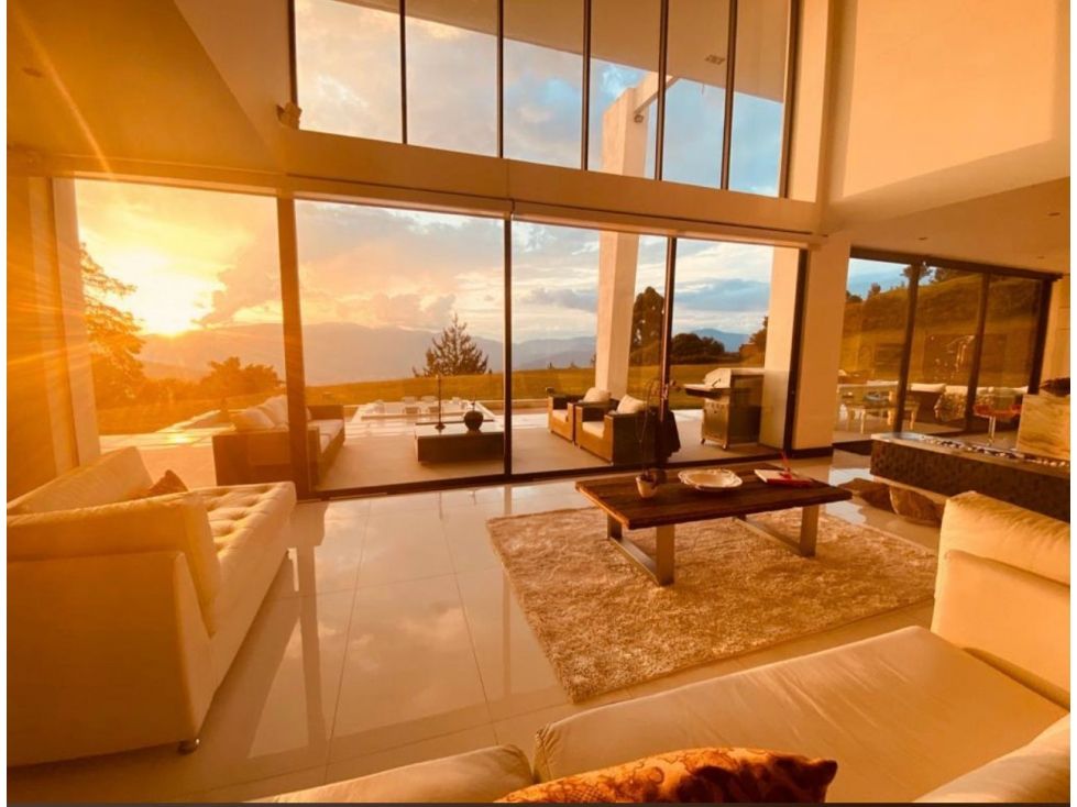 Casa en arriendo o venta Antioquia Medellín Altos Del Poblado 700 m2 Habitaciones 4 Baños 5 Garajes 3 Precio venta $10500000000 Precio arriendo $60670000