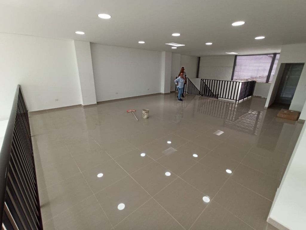 Local en arriendo Valle Del Cauca Cali Urbanización Colseguros 220 m2 Habitaciones 0 Baños 4 Garajes 3 Precio $9000000