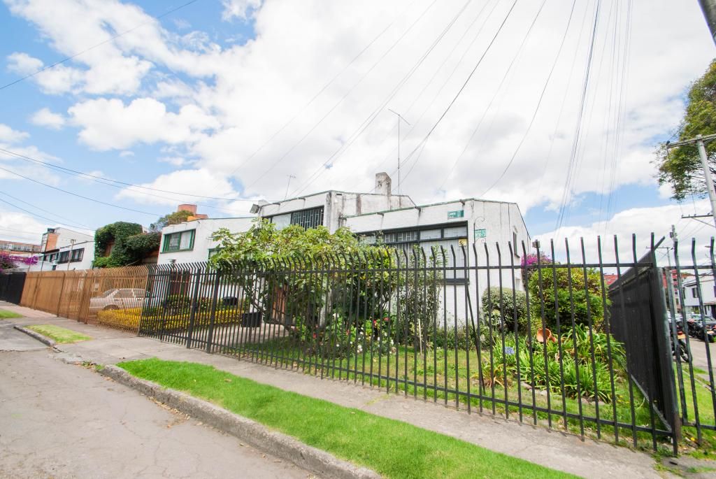 Casa en arriendo Cundinamarca Bogotá Polo Club 300 m2 Habitaciones 4 Baños 3 Garajes 2 Precio $7000000