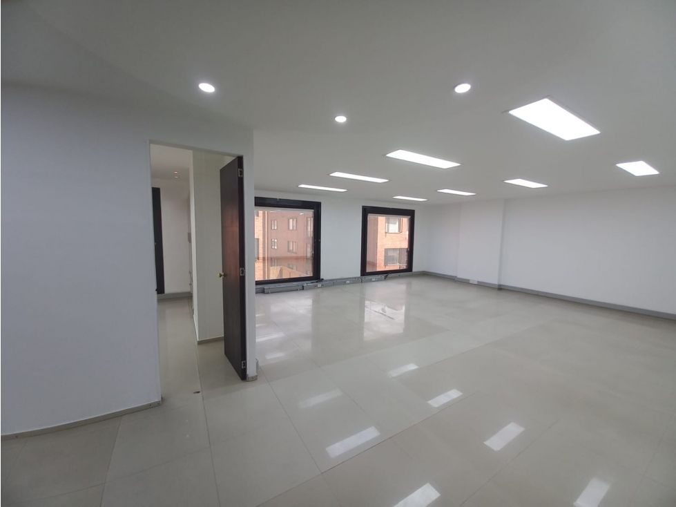 Oficina en arriendo Cundinamarca Bogotá San Patricio 100 m2 Habitaciones 0 Baños 10 Garajes 3 Precio $9820000