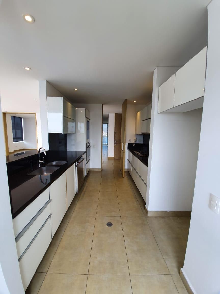 Apartamento en arriendo Valle Del Cauca Cali Normandía 225 m2 Habitaciones 3 Baños 4 Garajes 4 Precio $8000000