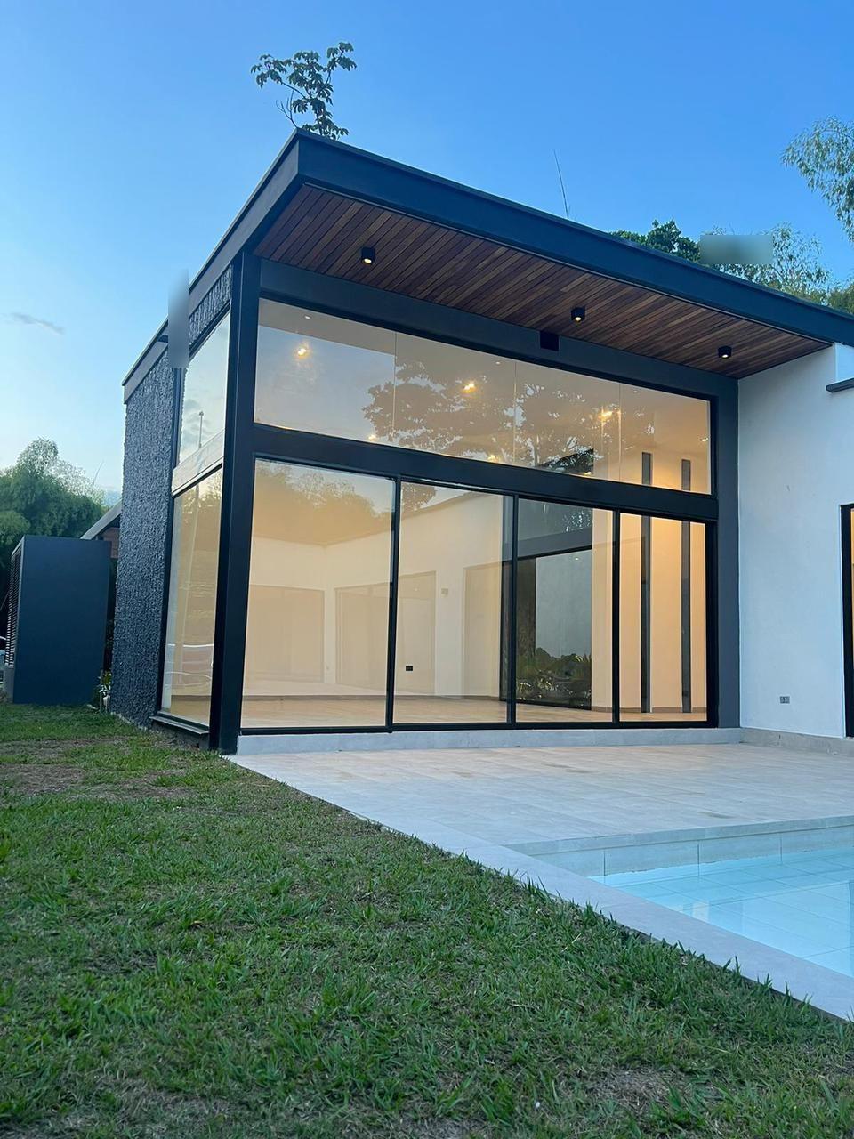 Casa Campestre en arriendo o venta Risaralda Pereira Toluca 369 m2 Habitaciones 4 Baños 8 Garajes 5 Precio venta $2300000000 Precio arriendo $11560000