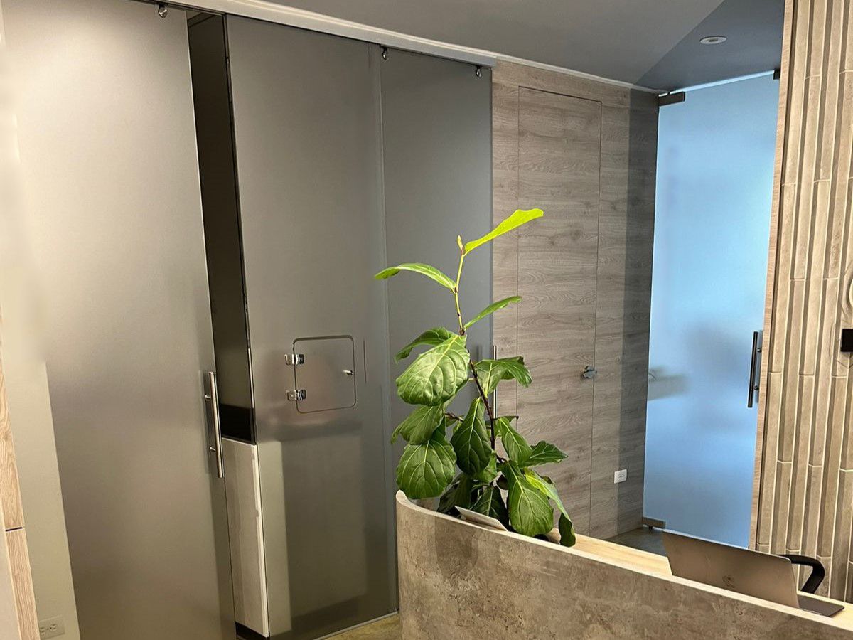 Oficina en arriendo o venta Antioquia Medellín Altos Del Poblado 44 m2 Habitaciones 0 Baños 0 Garajes 2 Precio venta $495000000 Precio arriendo $6700000