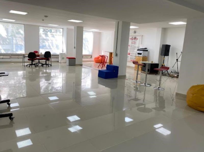 Oficina en arriendo Antioquia Medellín Villanueva 340 m2 Habitaciones 0 Baños 4 Garajes 0 Precio $18000000