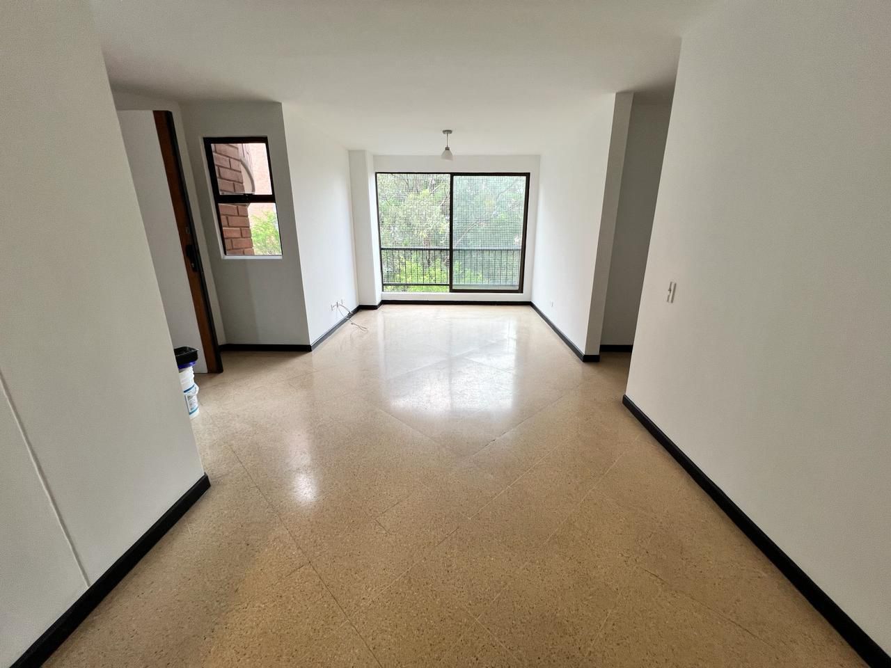 Apartamento en arriendo o venta Antioquia Medellín Loma De Los Bernal 76 m2 Habitaciones 3 Baños 2 Garajes 2 Precio venta $455000000 Precio arriendo $2500000