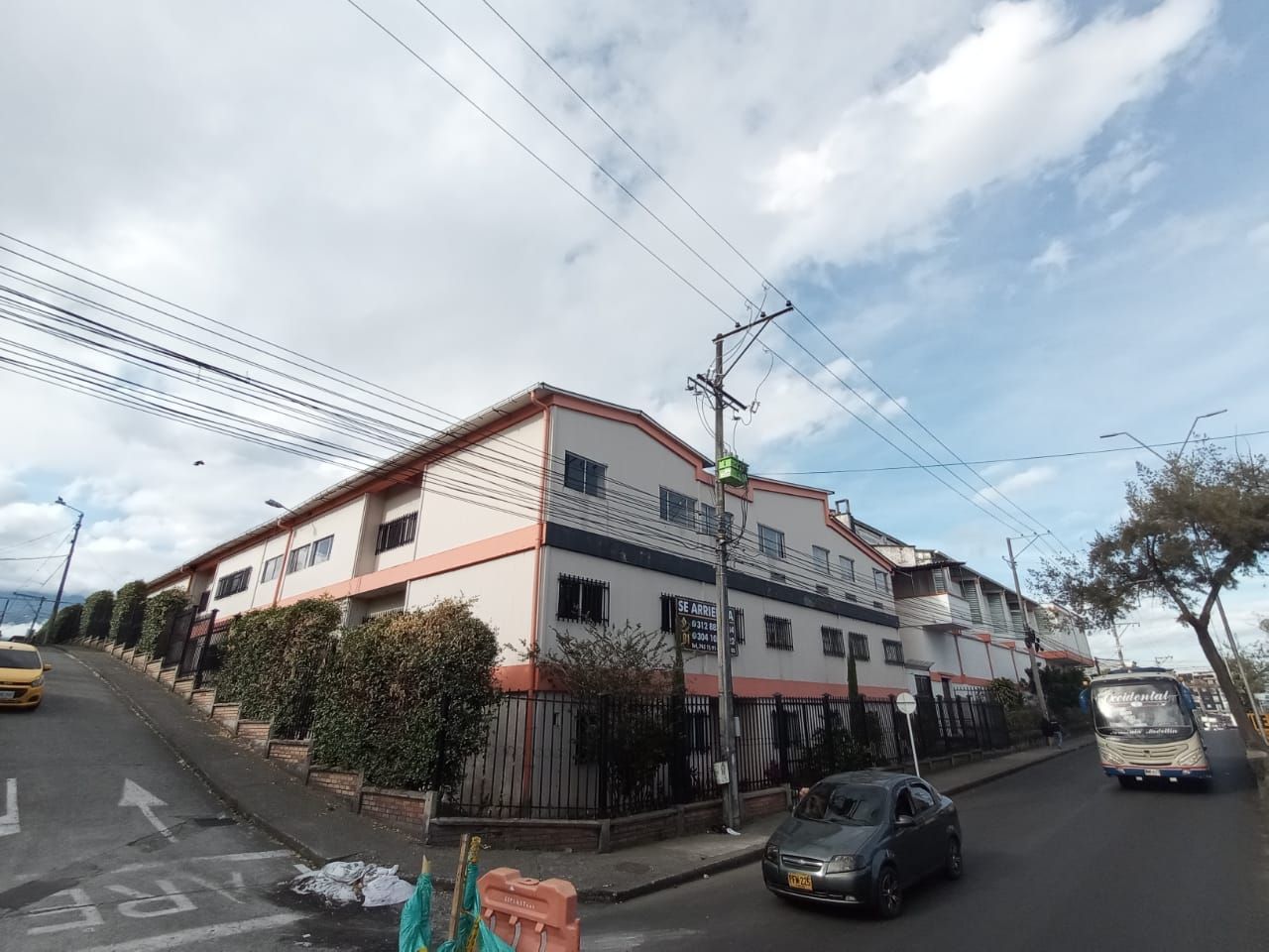 Edificio en arriendo o venta Quindío Armenia 60 Casas 2450 m2 Habitaciones 7 Baños 13 Garajes 8 Precio venta $18500000000 Precio arriendo $45000000