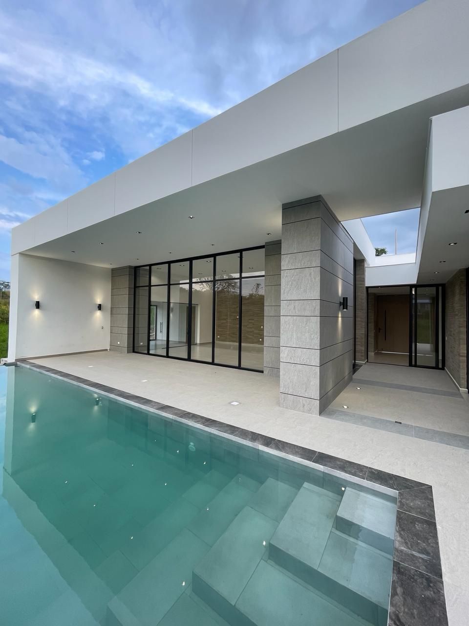 Casa en venta Risaralda Pereira Pereira 648 m2 Habitaciones 3 Baños 13 Garajes 8 Precio $2480000000