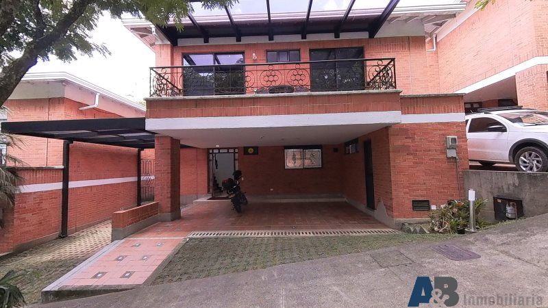 Casa en arriendo Antioquia Medellín Altos Del Poblado 400 m2 Habitaciones 3 Baños 5 Garajes 2 Precio $20000000