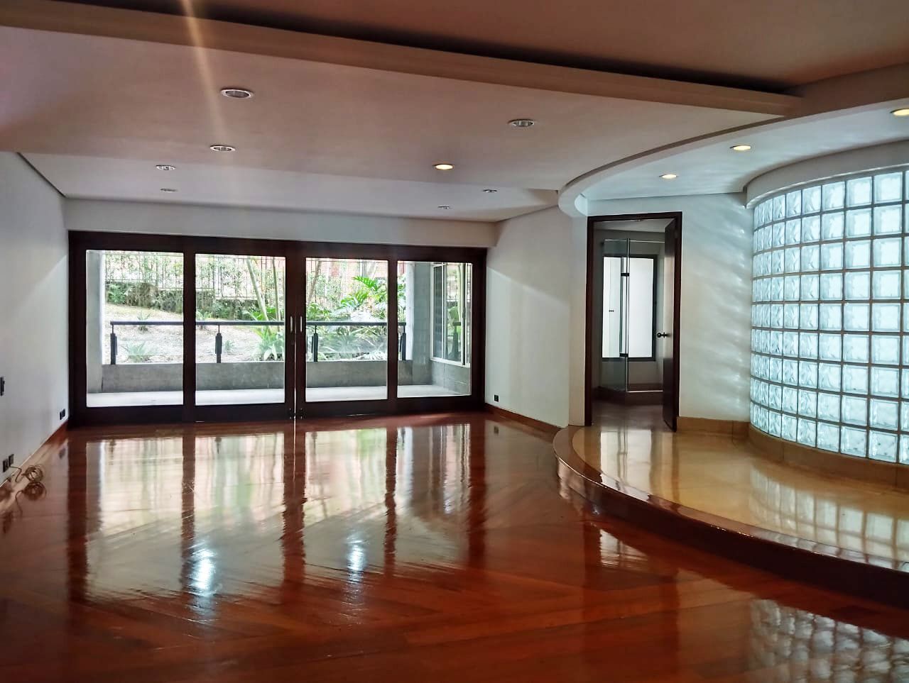 Casa en arriendo o venta Antioquia Envigado El Salado 237 m2 Habitaciones 5 Baños 6 Garajes 5 Precio venta $1220000000 Precio arriendo $8300000