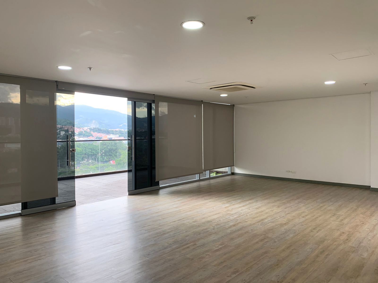 Oficina en arriendo o venta Antioquia Medellín La Aguacatala 65 m2 Habitaciones 0 Baños 0 Garajes 2 Precio venta $930000000 Precio arriendo $6800000
