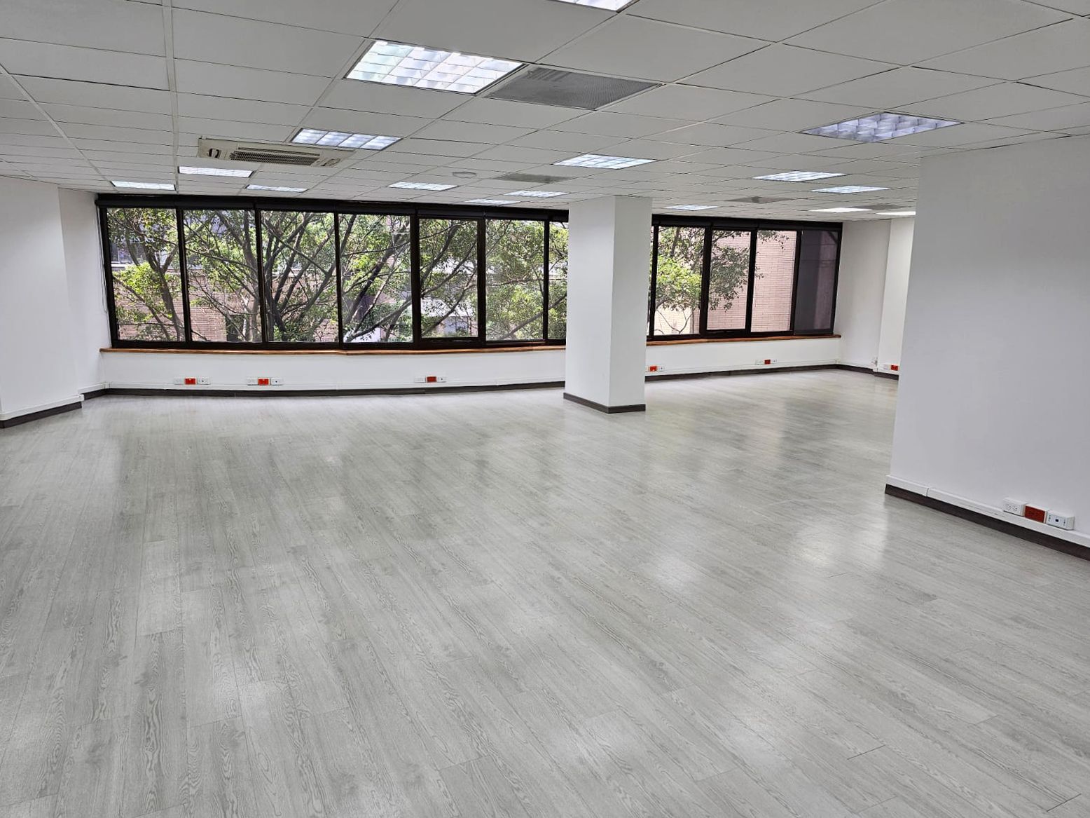 Oficina en arriendo o venta Antioquia Medellín La Linde 106 m2 Habitaciones 0 Baños 0 Garajes 3 Precio venta $880000000 Precio arriendo $8300000