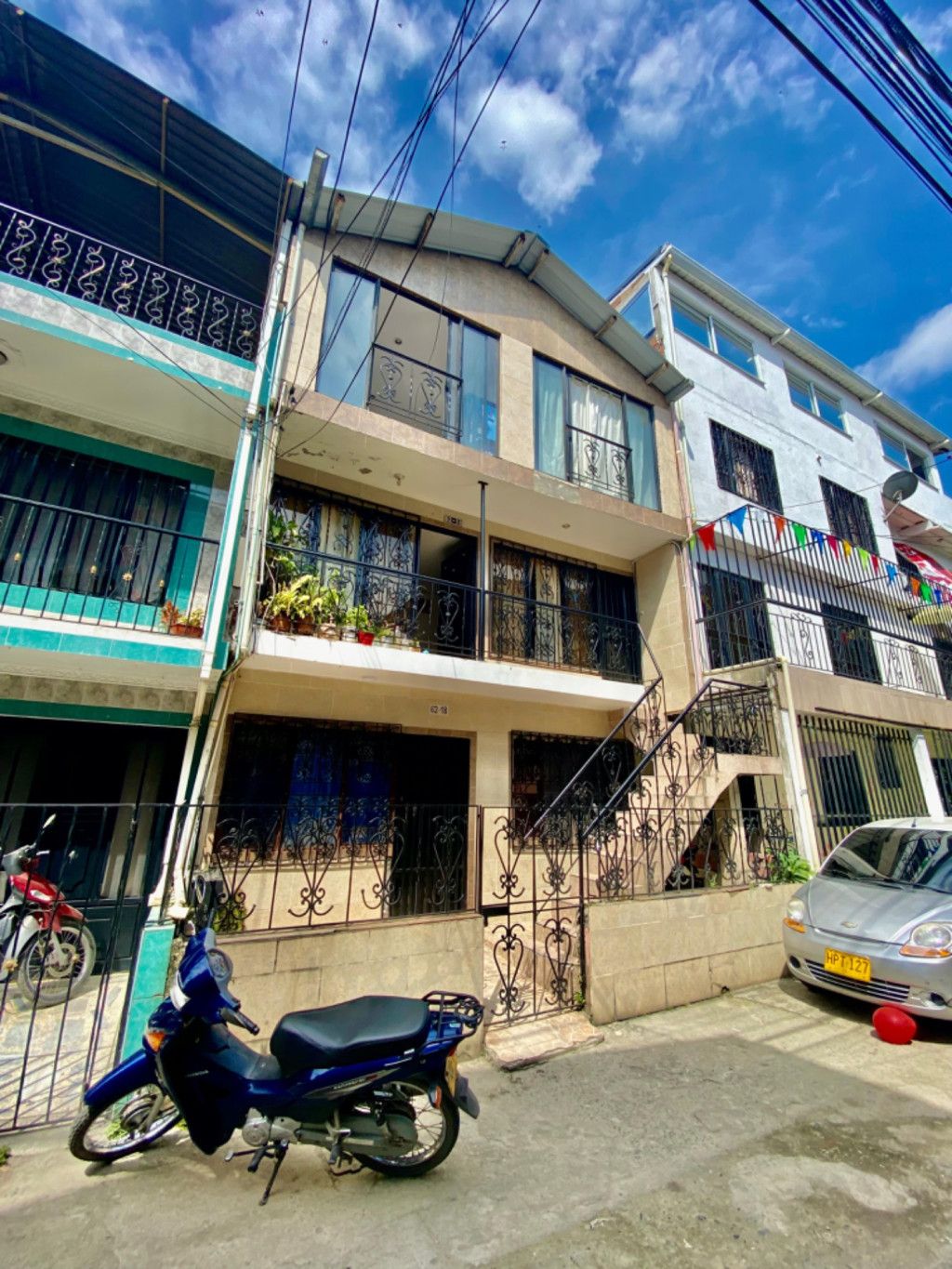 Apartamento en venta Valle Del Cauca Cali Urbanización La Base planta Y Talleres 216 m2 Habitaciones 9 Baños 3 Garajes 0 Precio $330000000