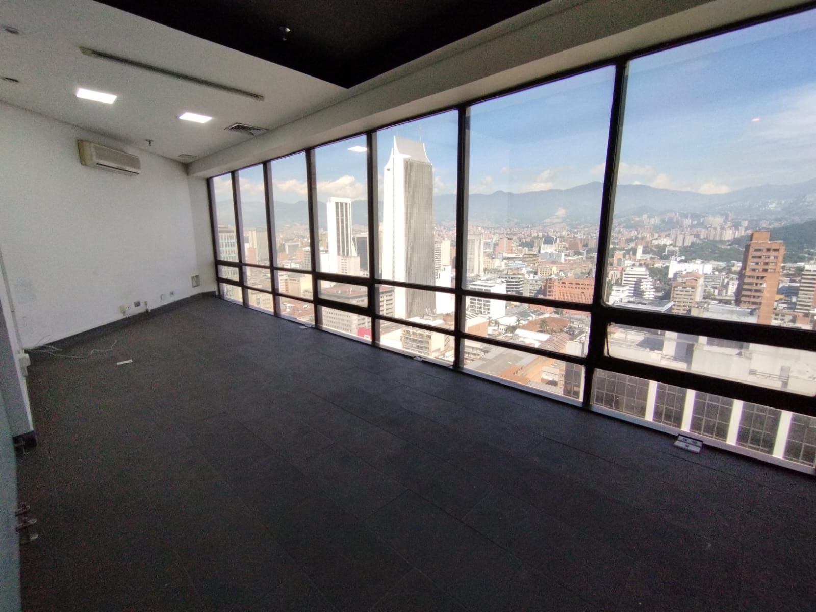 Oficina en arriendo Antioquia Medellín La Candelaria 77 m2 Habitaciones 0 Baños 0 Garajes 2 Precio $4741600