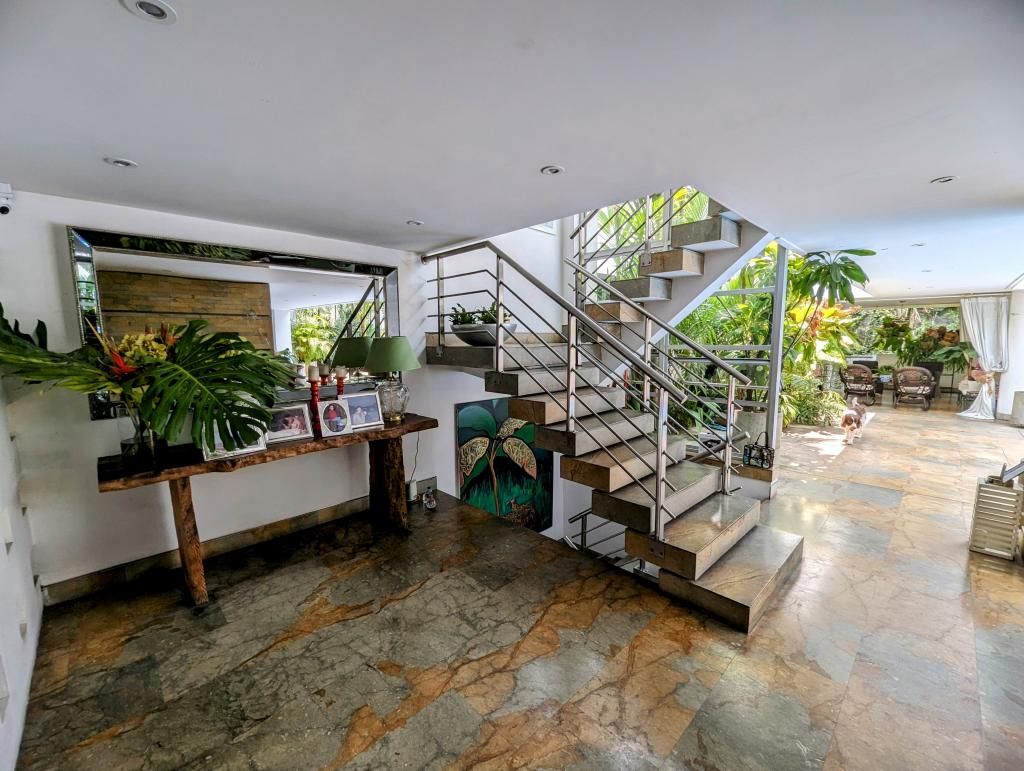 Casa en venta Valle Del Cauca Cali Santa Teresita 570 m2 Habitaciones 3 Baños 5 Garajes 4 Precio $2500000000