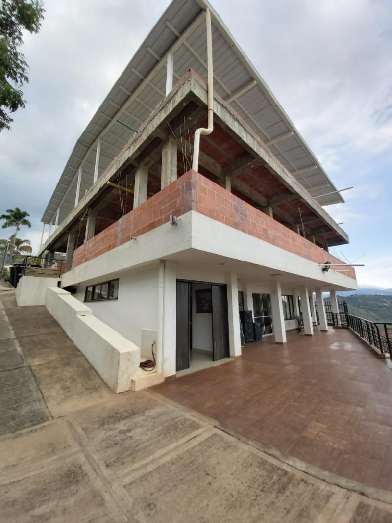 Casa en venta Valle Del Cauca Cali Junín 480 m2 Habitaciones 4 Baños 3 Garajes 6 Precio $1300000000
