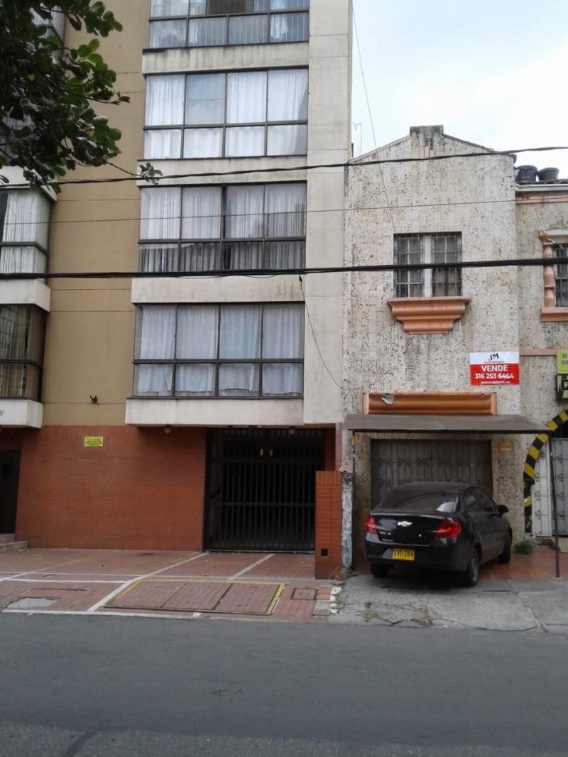 Casa en venta Valle Del Cauca Cali Granada 300 m2 Habitaciones 5 Baños 2 Garajes 5 Precio $750000000