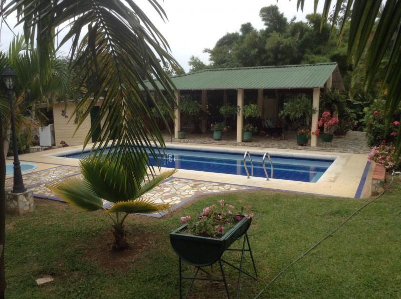 Finca en venta Valle Del Cauca Cali Urbanización La Flora 200 m2 Habitaciones 4 Baños 4 Garajes 6 Precio $1000000000