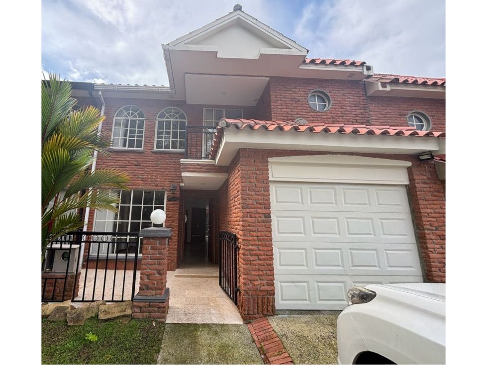 Casa en venta Risaralda Pereira La Isla 220 m2 Habitaciones 3 Baños 3 Garajes 2 Precio $1200000000