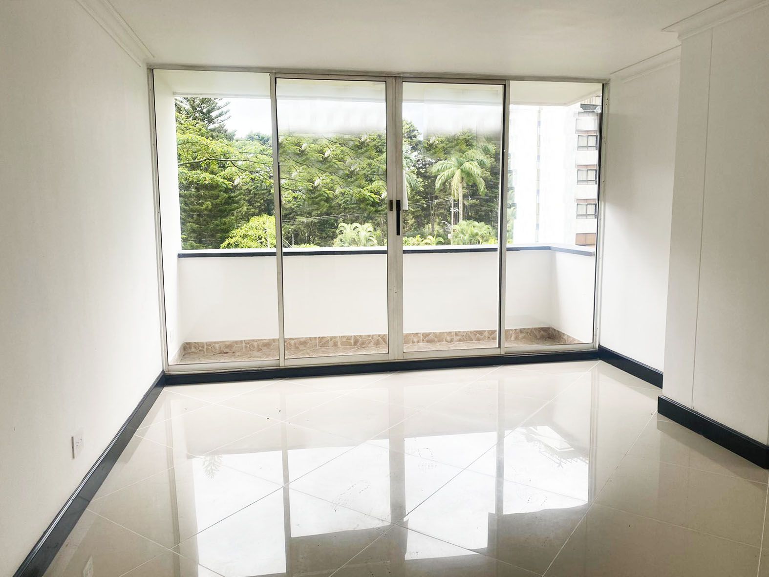Apartamento en arriendo o venta Antioquia Medellín La Linde 110 m2 Habitaciones 3 Baños 2 Garajes 3 Precio venta $649000000 Precio arriendo $5650000