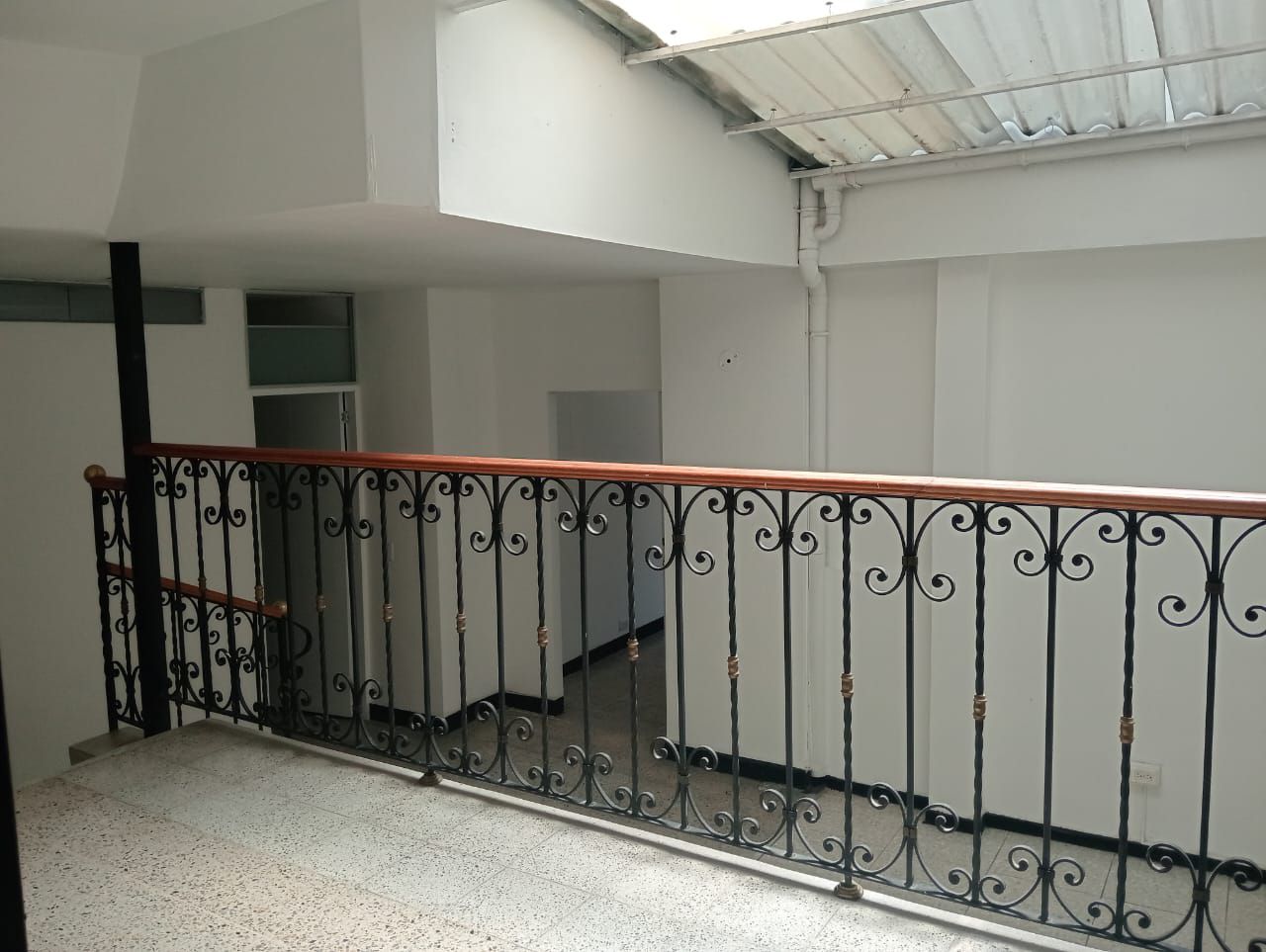 Oficina en arriendo Antioquia Medellín Los Conquistadores 242 m2 Habitaciones 0 Baños 8 Garajes 1 Precio $7300000