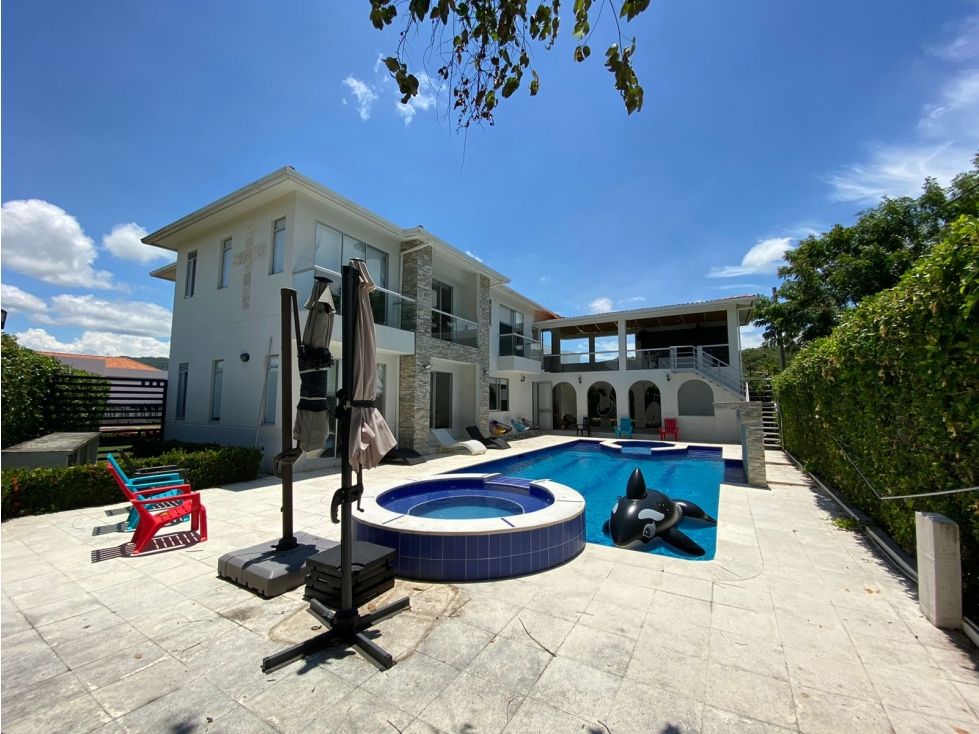 Casa en venta Cundinamarca Ricaurte Cn Versalles 690 m2 Habitaciones 6 Baños 6 Garajes 4 Precio $1750000000