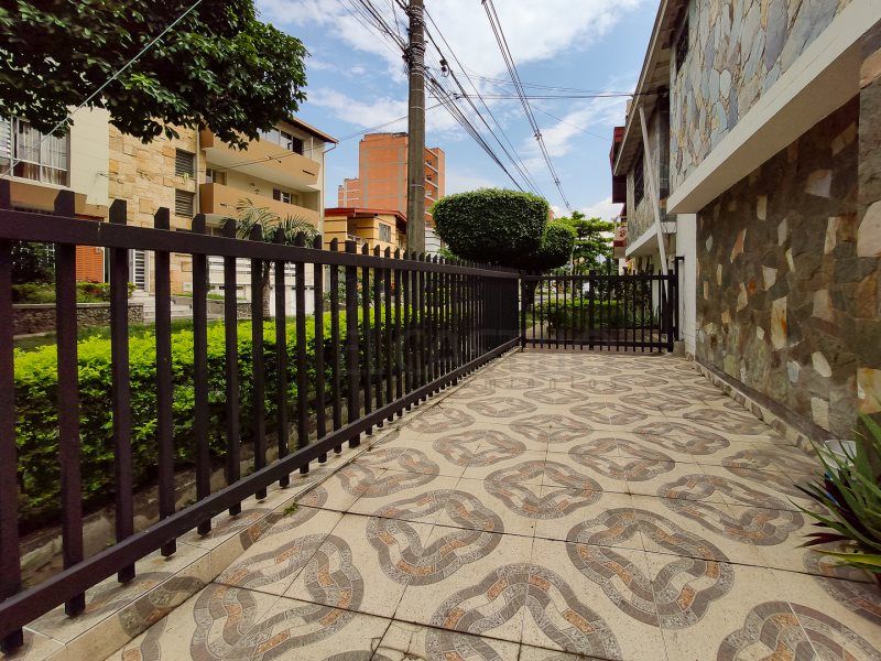 Casa en venta Antioquia Medellín La Castellana 276 m2 Habitaciones 5 Baños 5 Garajes 1 Precio $2000000000