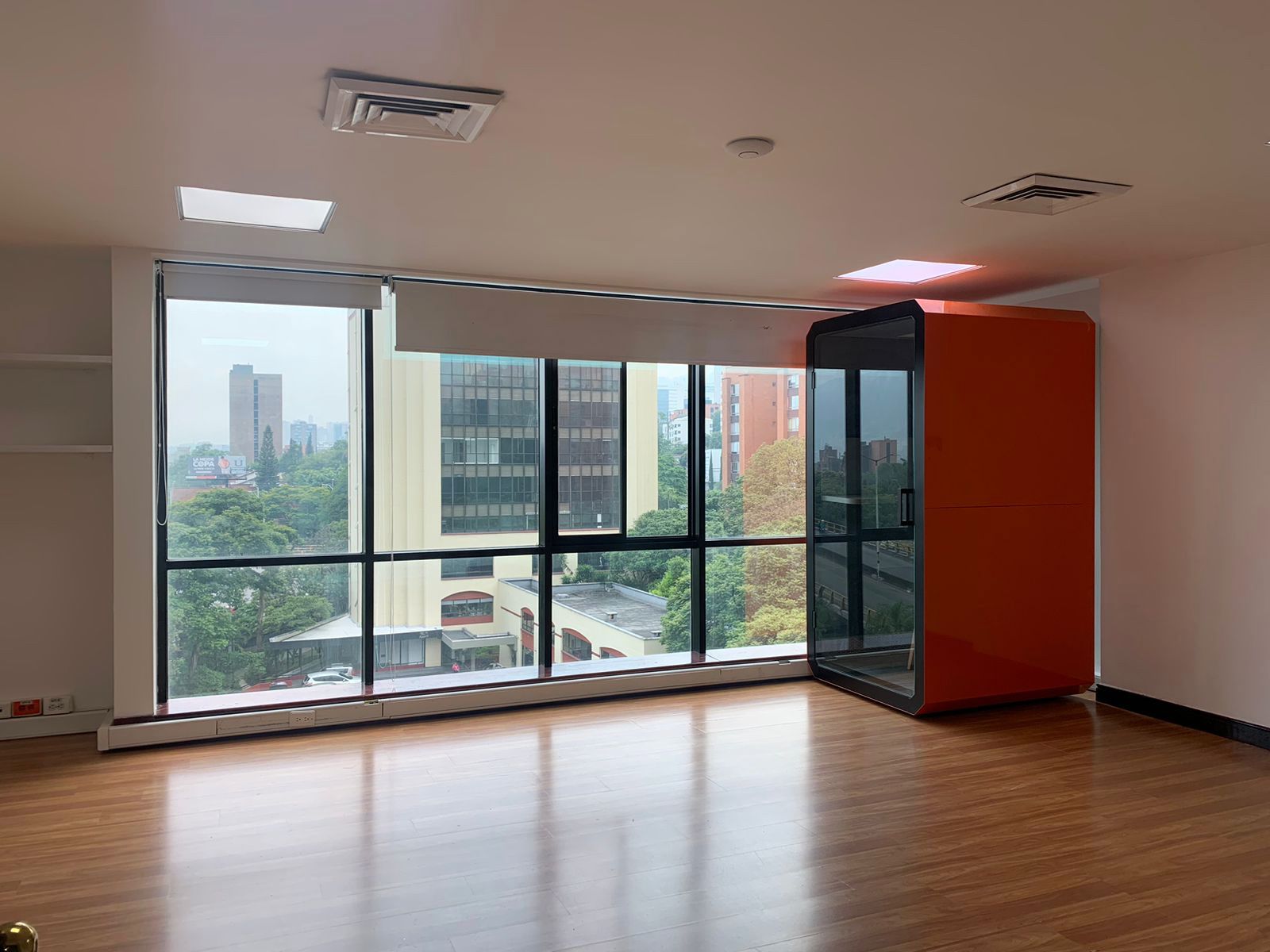 Oficina en arriendo o venta Antioquia Medellín La Aguacatala 40 m2 Habitaciones 0 Baños 1 Garajes 2 Precio venta $460000000 Precio arriendo $3600000