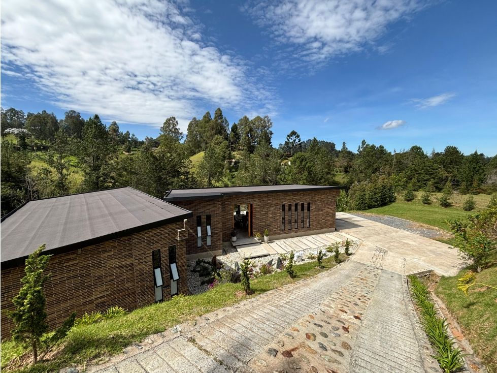 Casa Campestre en arriendo o venta Antioquia El Retiro El Retiro 327 m2 Habitaciones 3 Baños 6 Garajes 3 Precio venta $2500000000 Precio arriendo $15680000