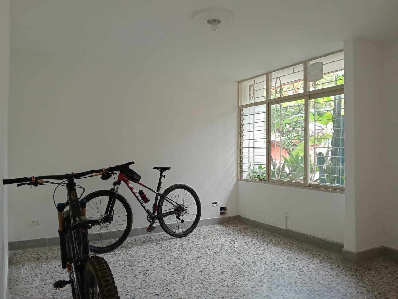 Casa en arriendo Antioquia Medellín La Castellana 140 m2 Habitaciones 3 Baños 2 Garajes 1 Precio $3500000