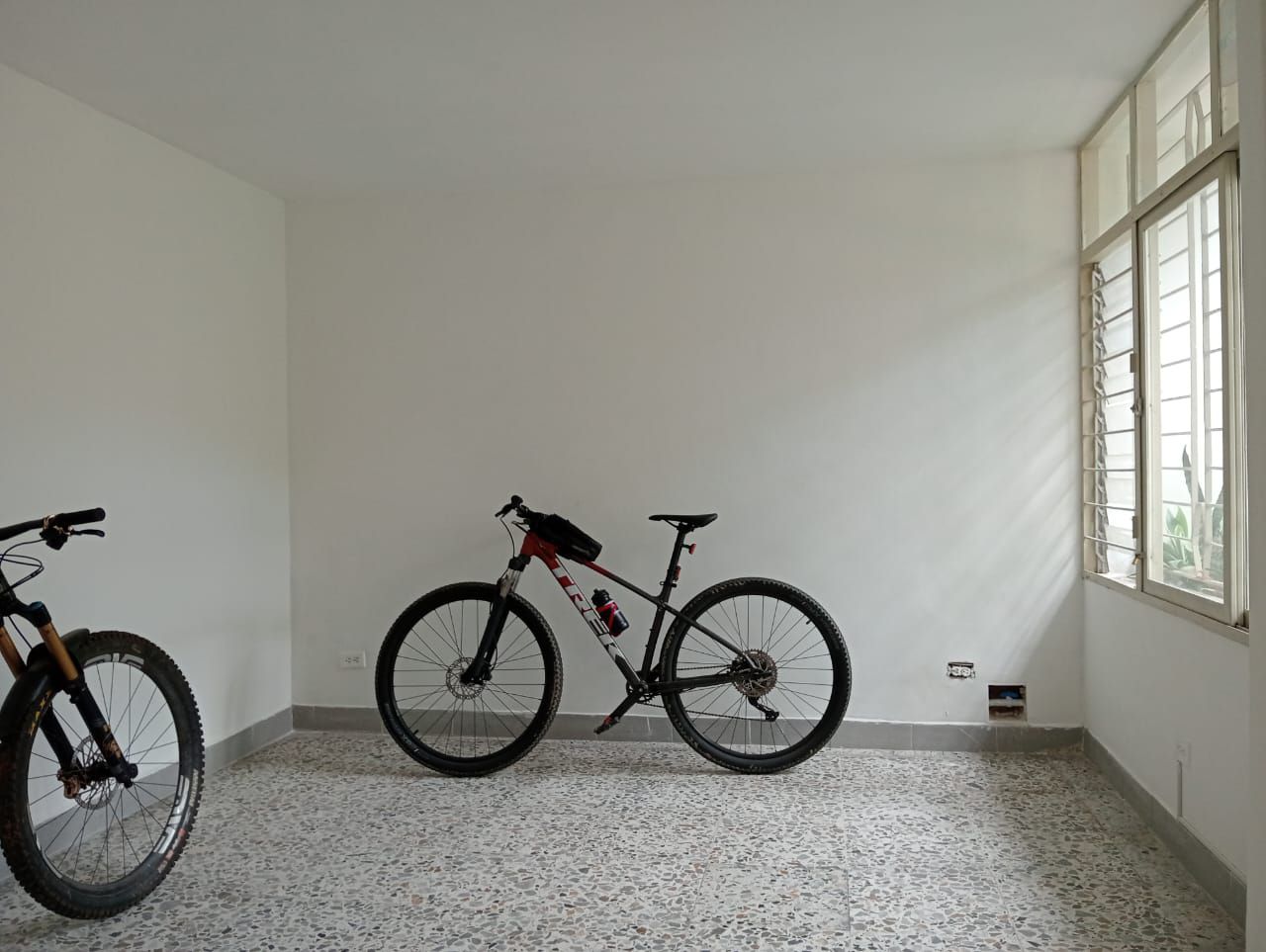 Oficina en arriendo Antioquia Medellín La Castellana 140 m2 Habitaciones 0 Baños 2 Garajes 1 Precio $3500000