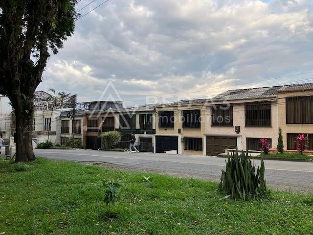 Casa en venta Risaralda Pereira La Villa 104 m2 Habitaciones 4 Baños 6 Garajes 2 Precio $800000000