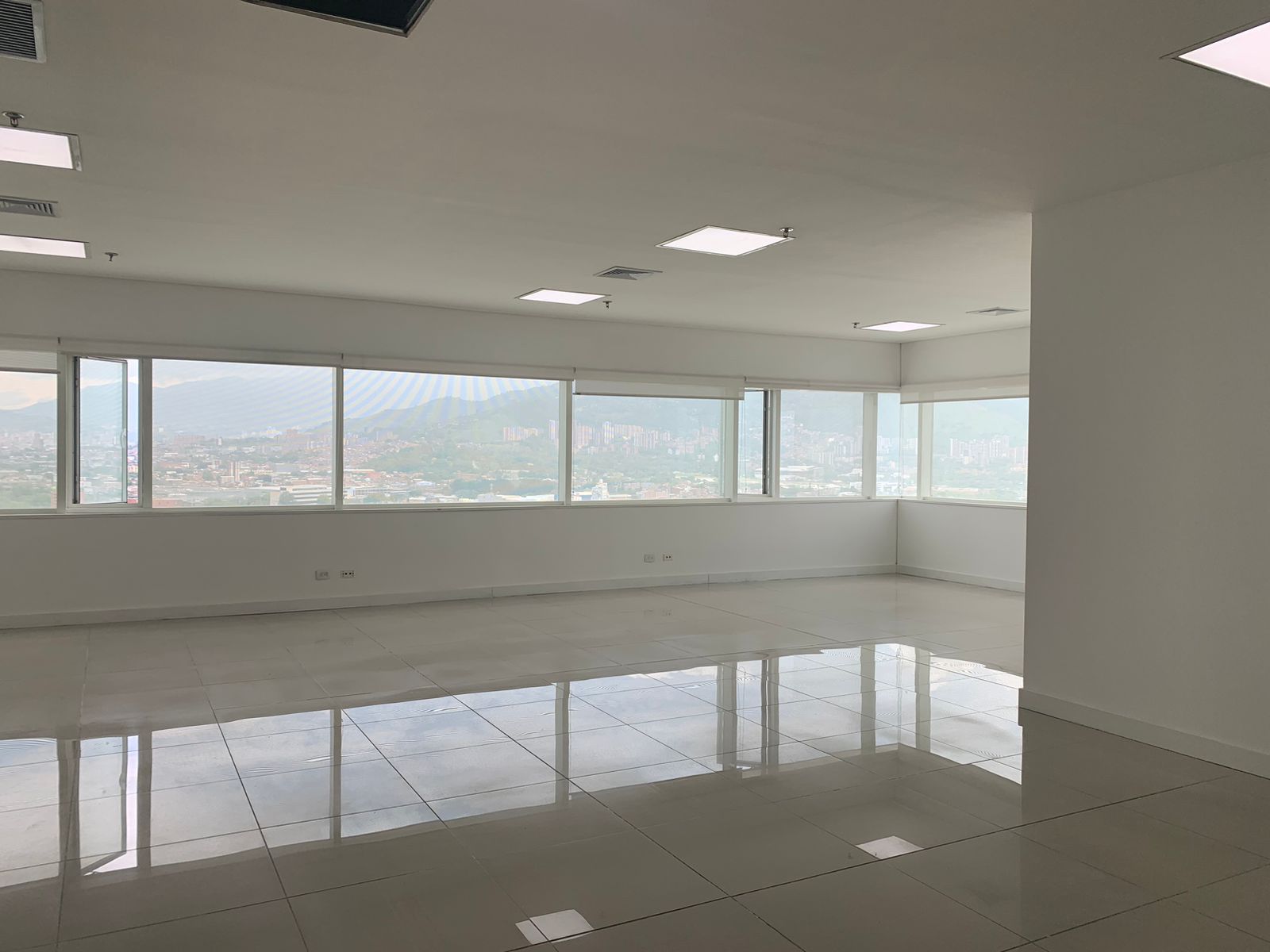 Oficina en arriendo Antioquia Medellín Manila 96 m2 Habitaciones 0 Baños 2 Garajes 2 Precio $7500000