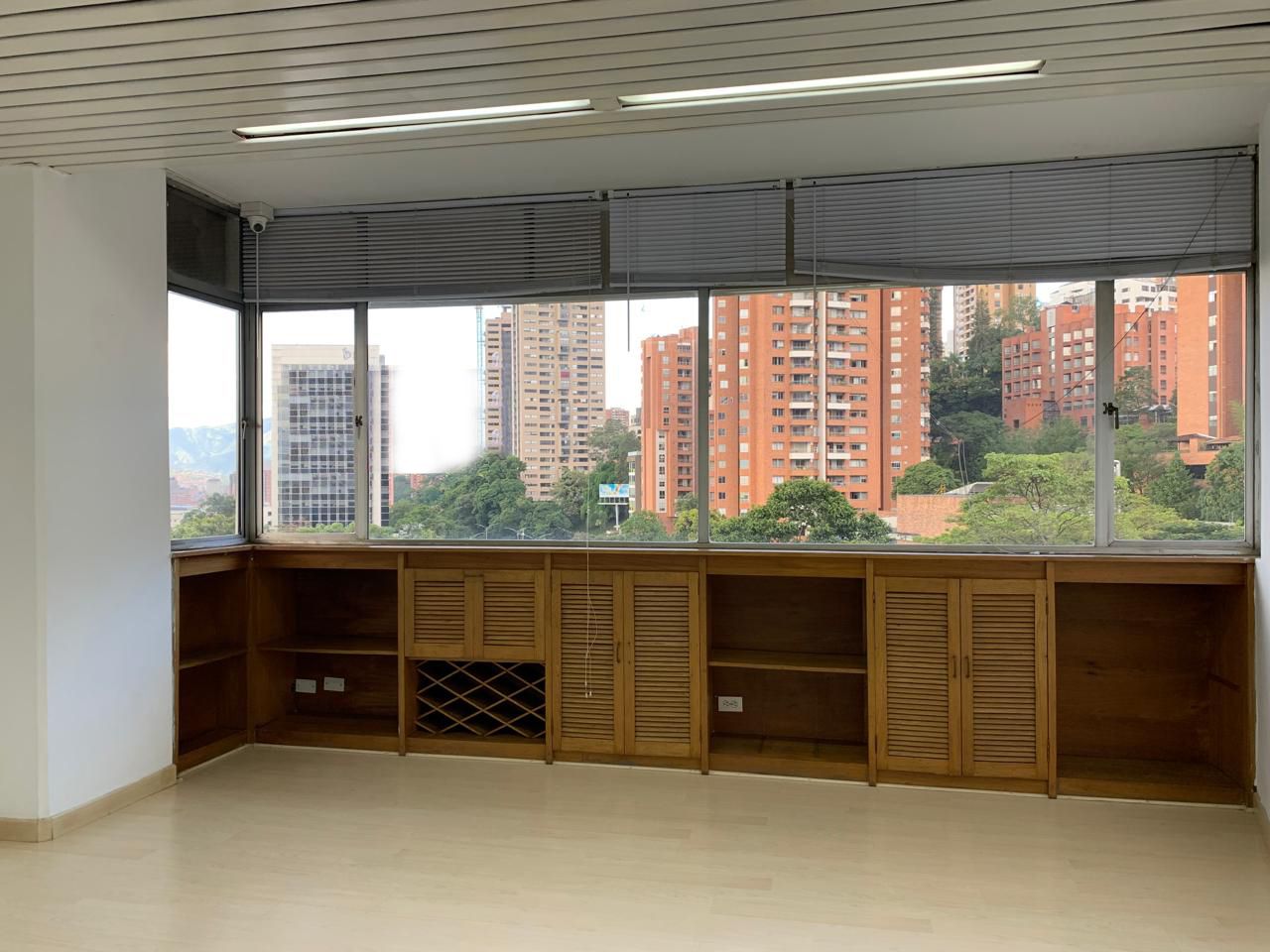 Oficina en arriendo o venta Antioquia Medellín Manila 101 m2 Habitaciones 0 Baños 2 Garajes 2 Precio venta $650000000 Precio arriendo $5600000