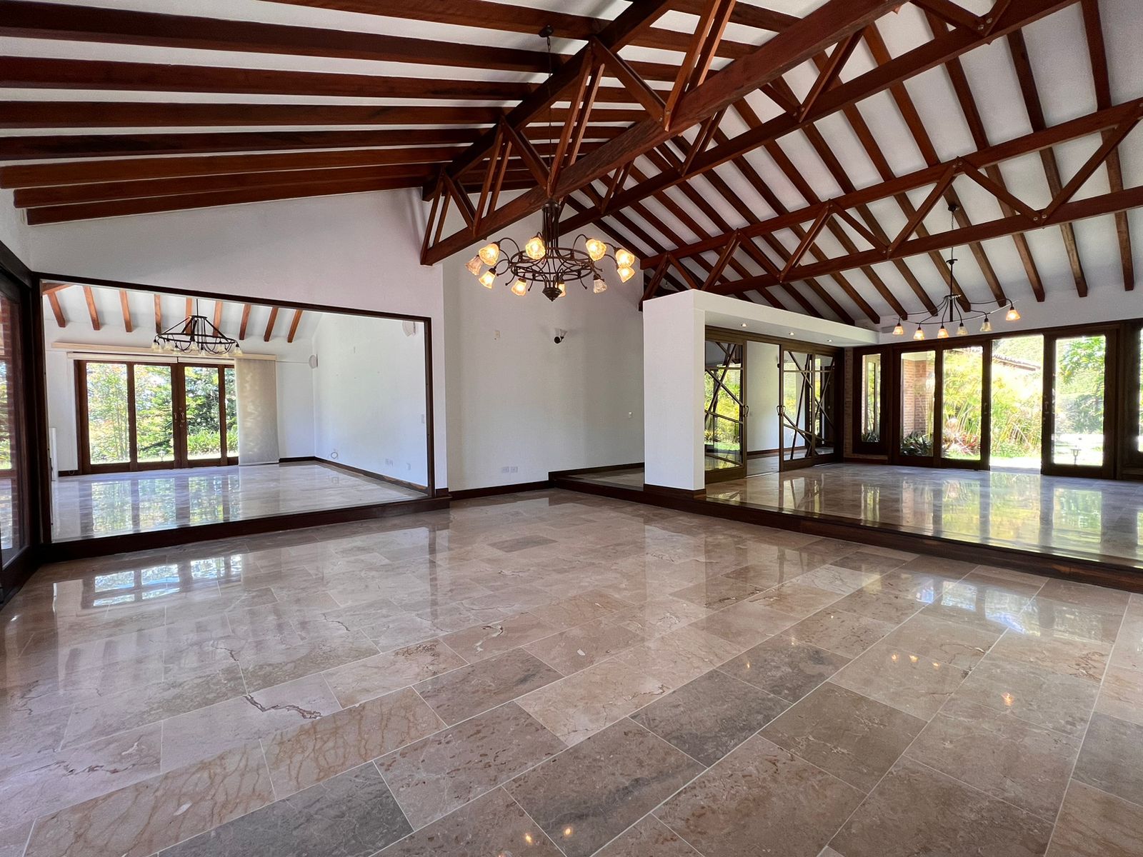 Casa en arriendo Antioquia Rionegro Vereda Cimarronas 600 m2 Habitaciones 3 Baños 6 Garajes 5 Precio $18600000