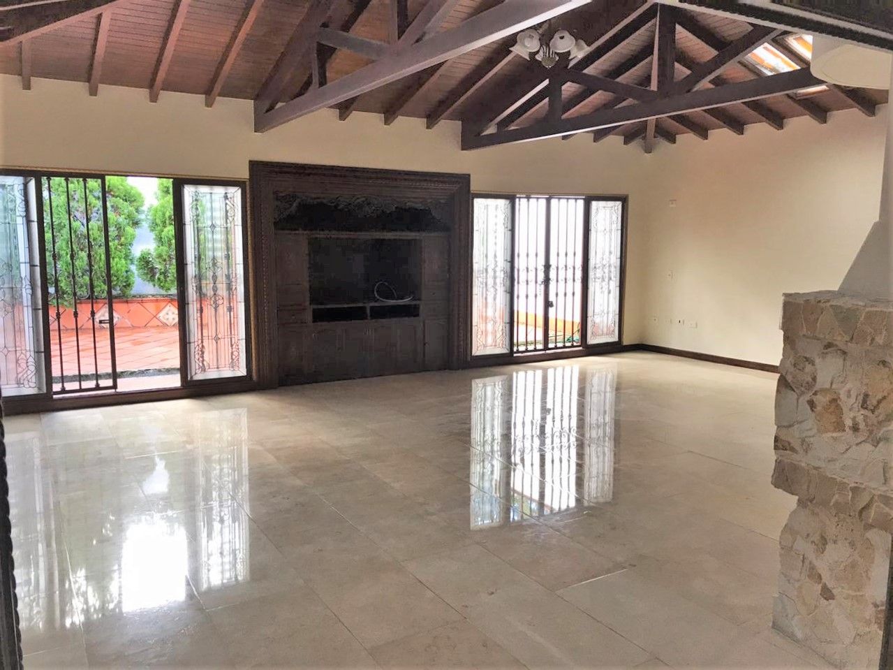 Casa en arriendo o venta Antioquia Envigado San Sebastian 240 m2 Habitaciones 3 Baños 4 Garajes 3 Precio venta $1180000000 Precio arriendo $6200000