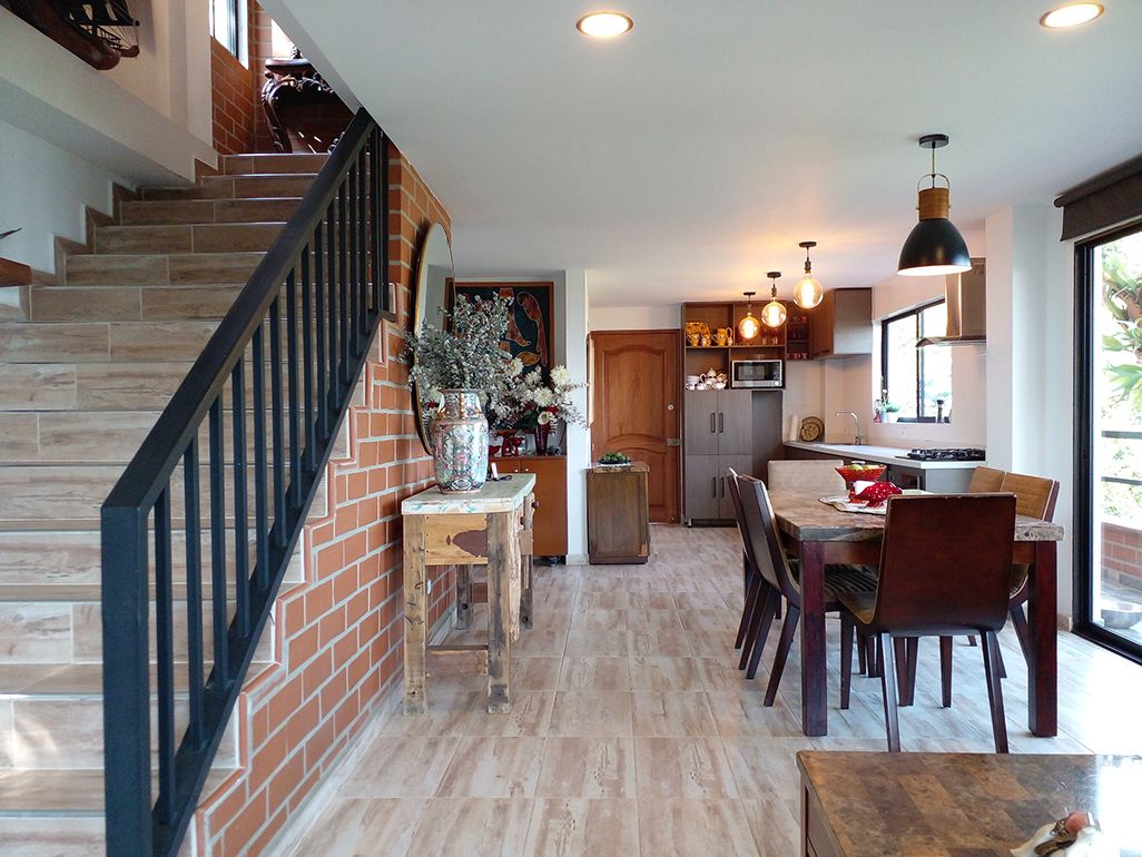 Casa en arriendo o venta Antioquia Envigado Primavera 220 m2 Habitaciones 3 Baños 6 Garajes 5 Precio venta $2230000000 Precio arriendo $9300000