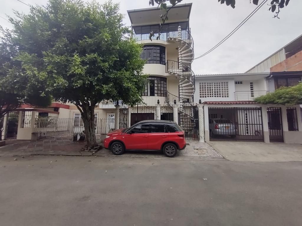 Casa en venta Valle Del Cauca Cali Los Andes B - La Riviera 80 m2 Habitaciones 5 Baños 4 Garajes 0 Precio $500000000