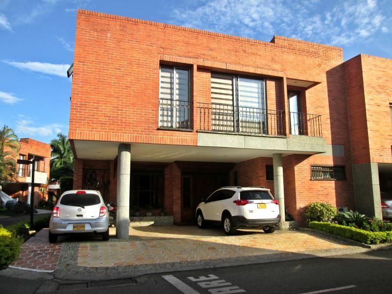 Casa en venta Valle Del Cauca Cali Urbanización Ciudad Jardín 750 m2 Habitaciones 4 Baños 6 Garajes 4 Precio $1500000000