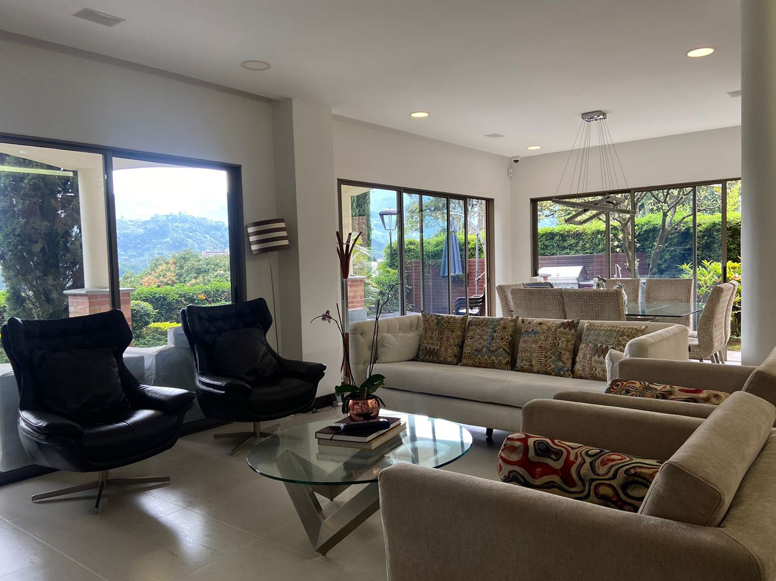 Casa en venta Antioquia Sabaneta La Florida 350 m2 Habitaciones 3 Baños 8 Garajes 4 Precio $2210000000