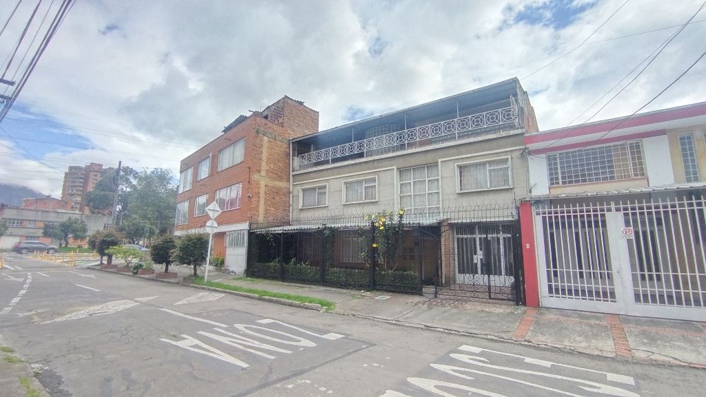 Casa en venta Cundinamarca Bogotá Acevedo Tejada 349 m2 Habitaciones 6 Baños 6 Garajes 4 Precio $1400000000