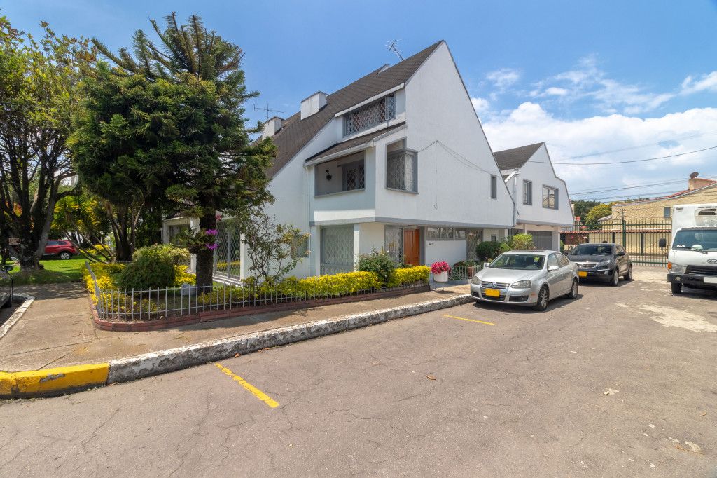 Casa en venta Cundinamarca Bogotá Los Andes Norte 495 m2 Habitaciones 6 Baños 7 Garajes 5 Precio $1300000000