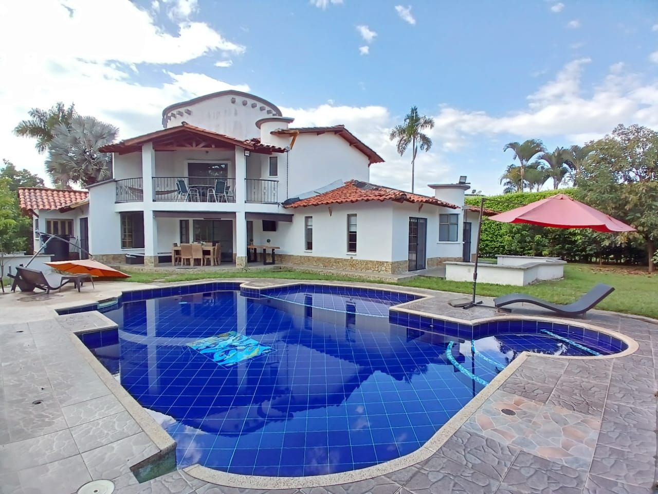 Casa Campestre en arriendo o venta Risaralda Pereira Rincondelapalma 500 m2 Habitaciones 4 Baños 3 Garajes 6 Precio venta $1700000000 Precio arriendo $8500000