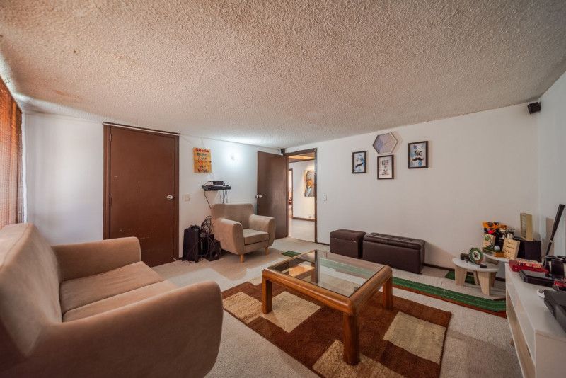 Casa en venta Cundinamarca Bogotá Estoril 240 m2 Habitaciones 4 Baños 3 Garajes 3 Precio $1100000000