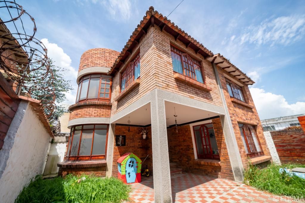 Casa en venta Cundinamarca Chía Santa Lucia 286 m2 Habitaciones 3 Baños 6 Garajes 2 Precio $895000000