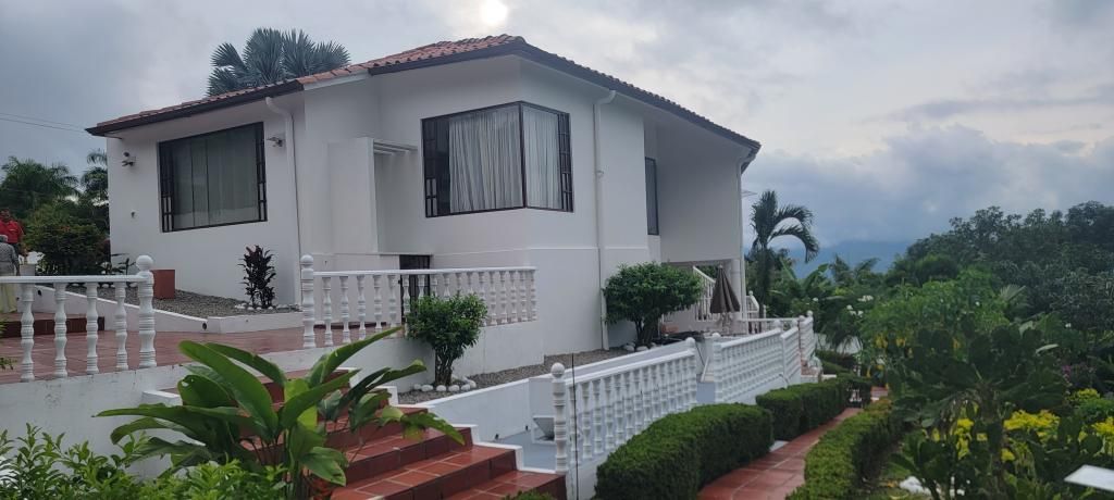 Casa en venta Cundinamarca La Mesa La Mesa 436 m2 Habitaciones 5 Baños 5 Garajes 8 Precio $1350000000