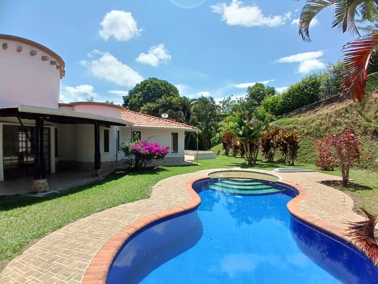 Casa Campestre en arriendo Risaralda Pereira Cerritos 250 m2 Habitaciones 3 Baños 4 Garajes 8 Precio $6100000