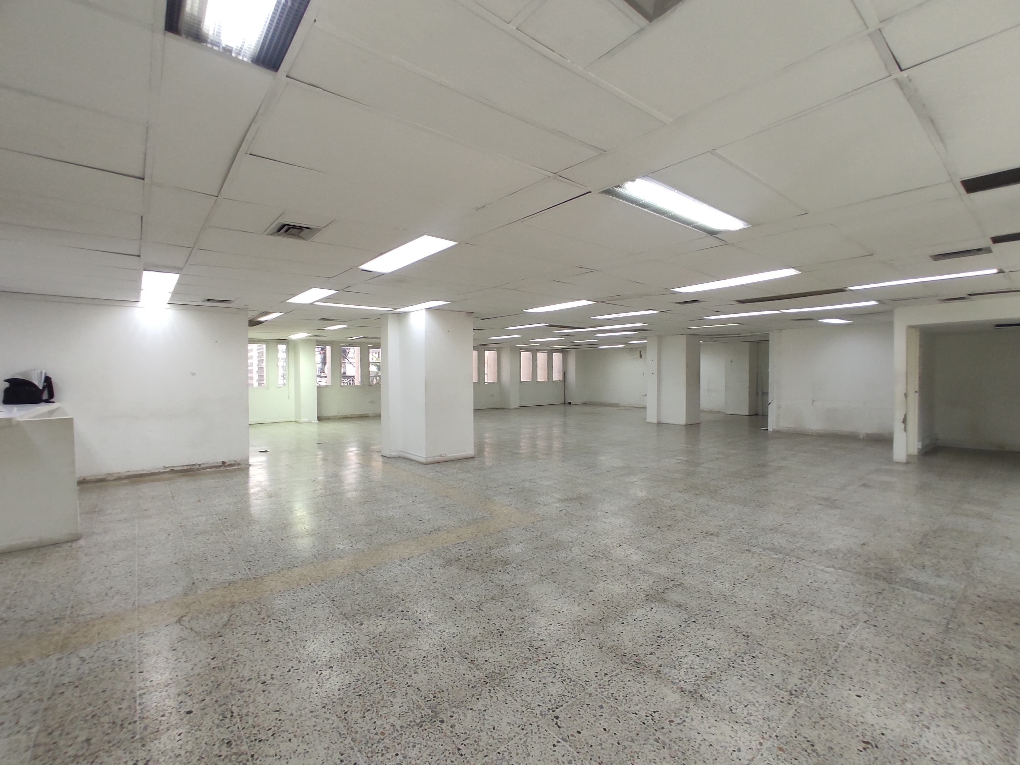 Oficina en arriendo Antioquia Medellín La Candelaria 323 m2 Habitaciones 0 Baños 1 Garajes 0 Precio $12300000